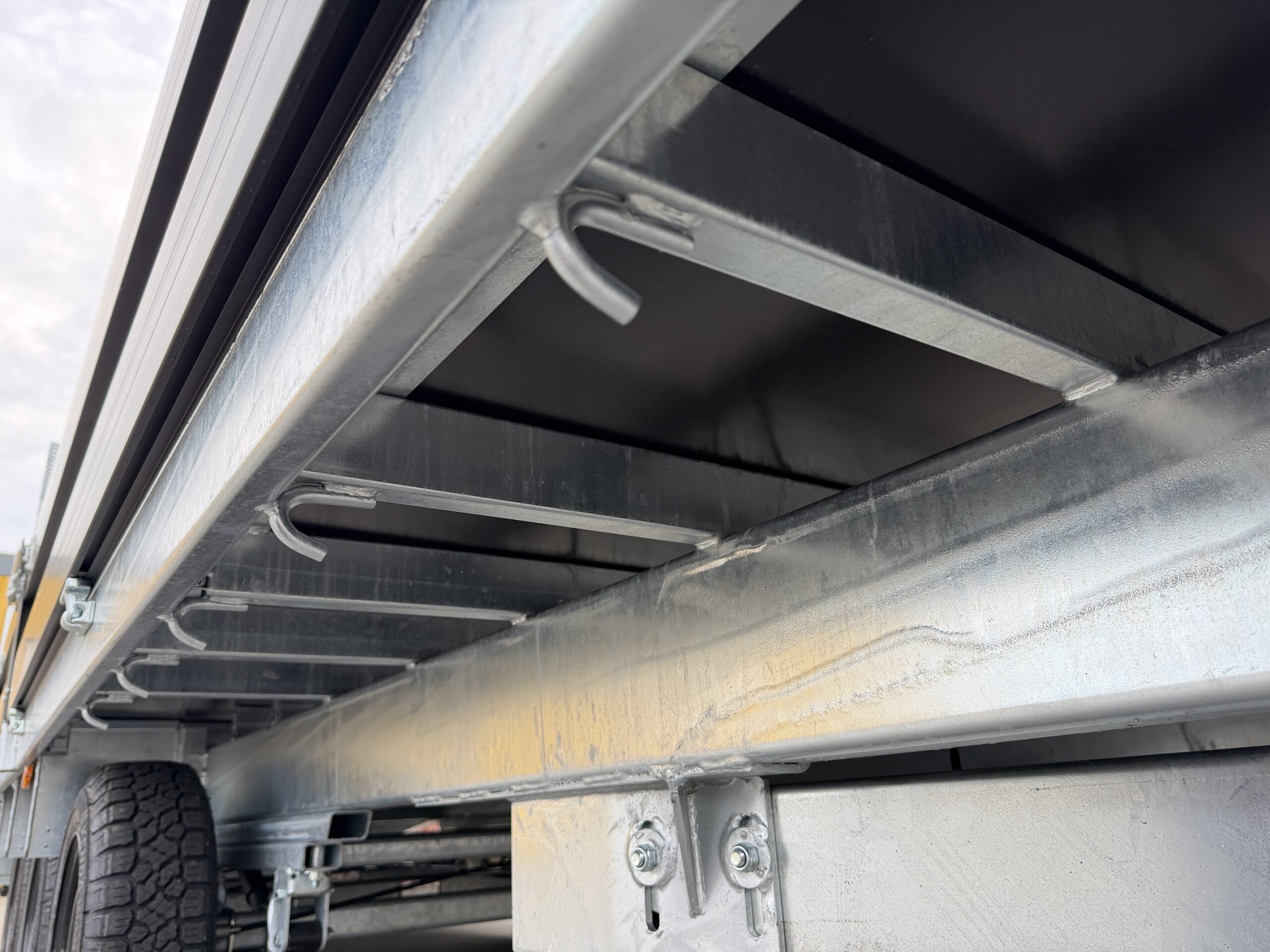 JCS Beavertail L5520B machinetransporter 550x204 | | Skids | Black Edition - Afbeelding 5