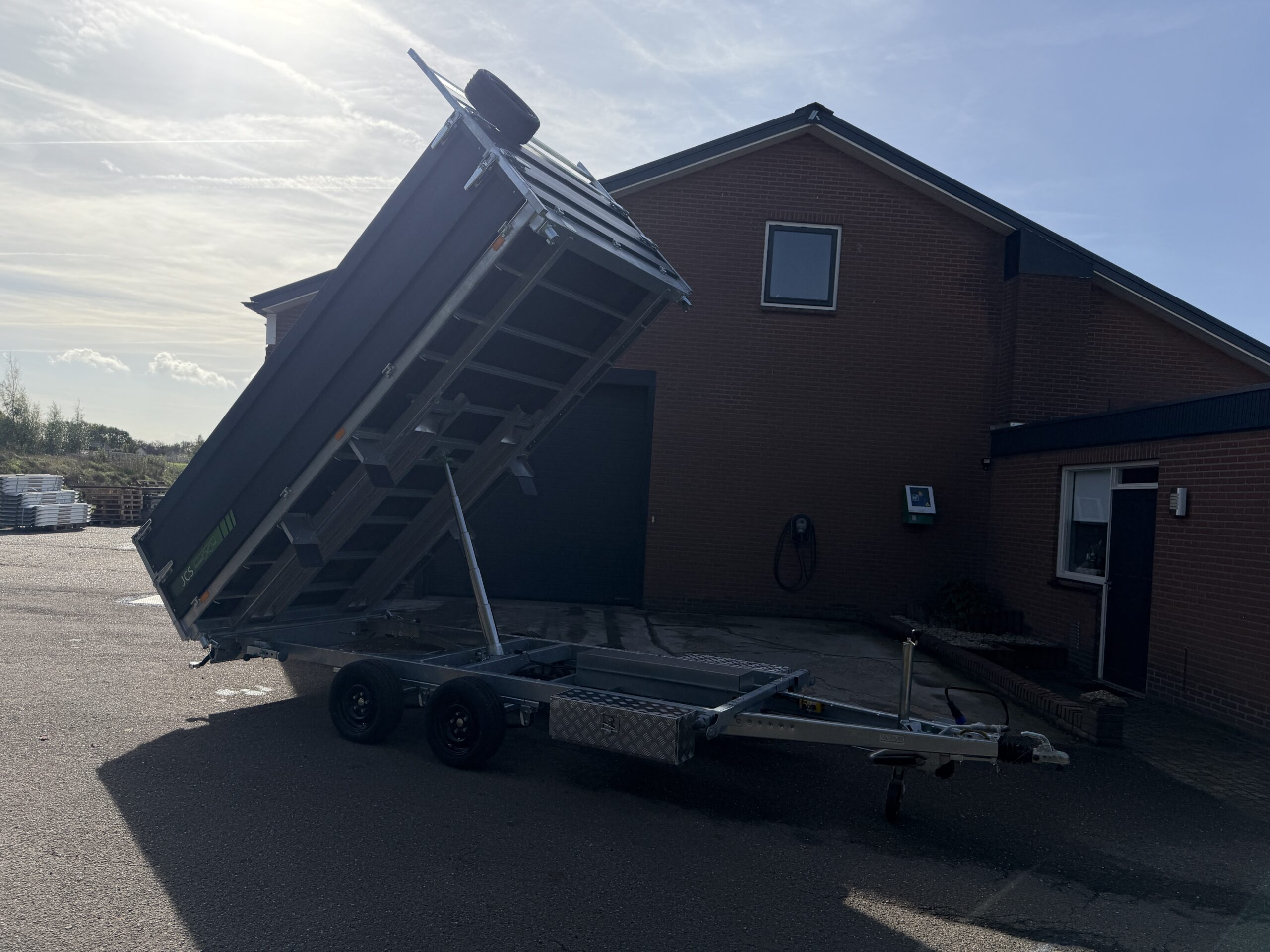 JCS elektrische driezijdige kipper 3500kg 402x204 - Afbeelding 3